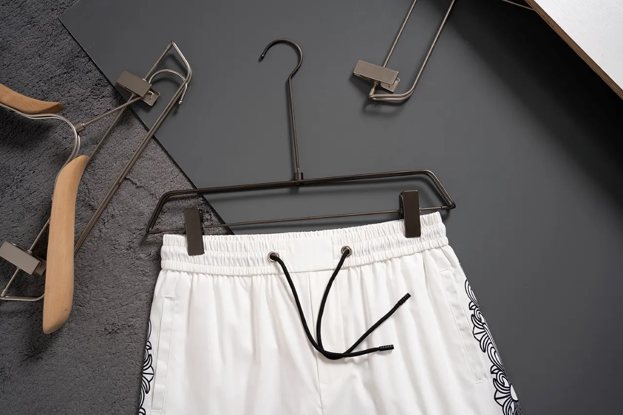 🅿️130 #V2410 [Replenishment all year round] 𝐂𝐡𝐫𝐨𝐦𝐞 𝐡𝐞𝐚𝐫𝐭𝐬 Croix heart new summer beach pants LV classic printed quick-drying three-quarter pants, same style for men and women, the fabric is made of polyester fiber for customers, stain-resistant and wrinkle-resistant, the most suitable material for summer outings It is guaranteed to be cool and comfortable enough at the same time. It is super stylish when you wear it casually. You can clearly see the texture and other things by looking at the photos. It is not an ordinary market material that can seduce a person who wants to go on vacation in minutes. Pockets on both sides. Drawstring at the waist. Very practical design, with impeccable workmanship, details and fit. Can be worn as casual pants or beach pants. A must-have for beach vacations, home leisure, gym equipment, morning running and night running. Practicality takes into account functionality. Color: Black White Size: M-XXXL